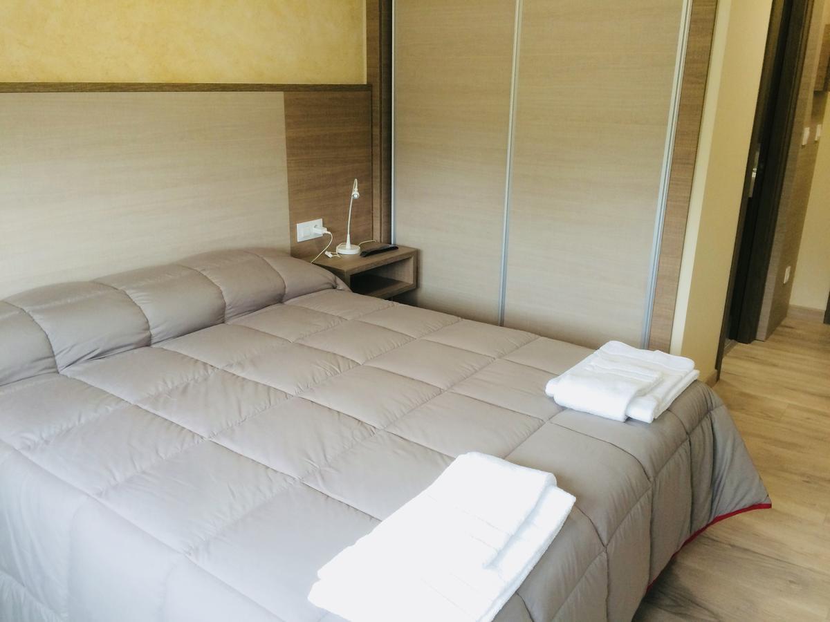 فندق Hostal Oregar سانتياغو دي كومبوستيلا المظهر الخارجي الصورة
