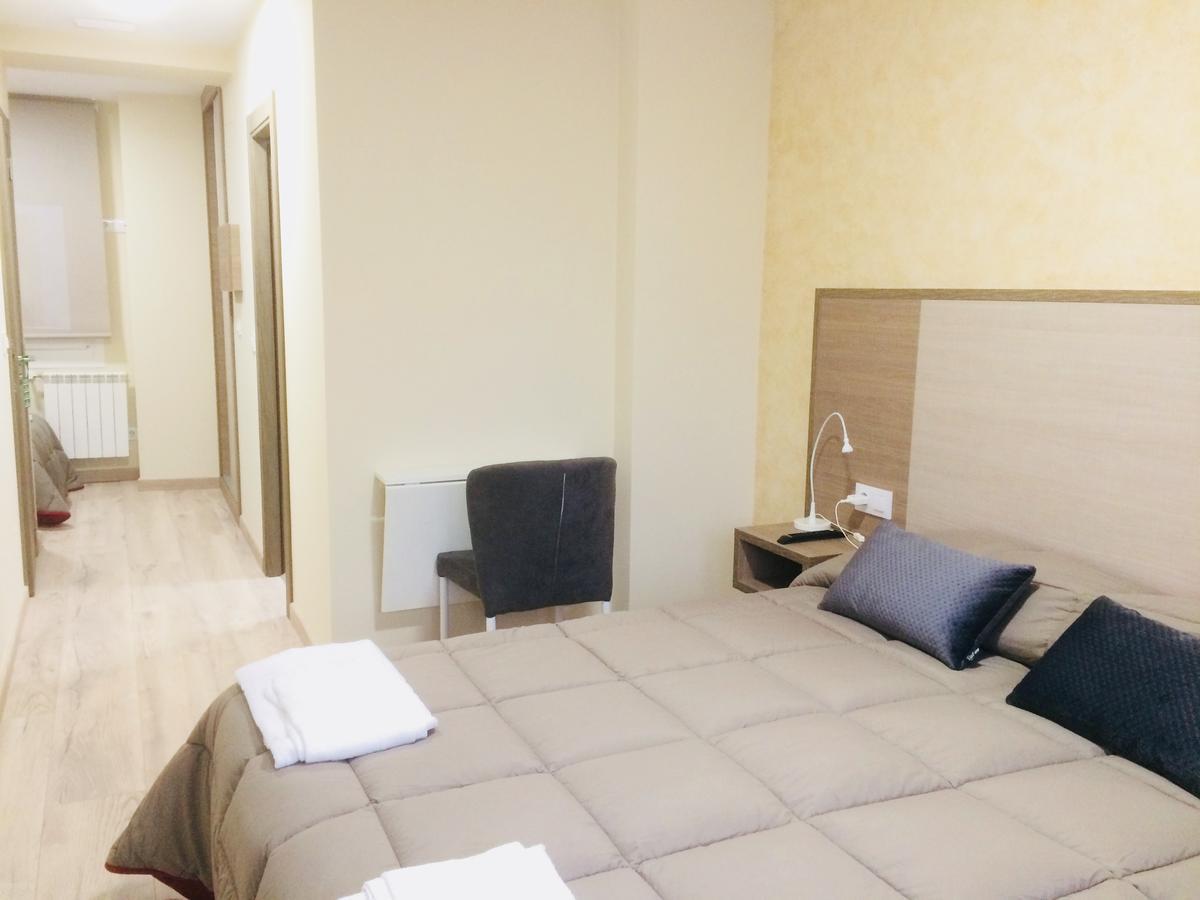 فندق Hostal Oregar سانتياغو دي كومبوستيلا المظهر الخارجي الصورة