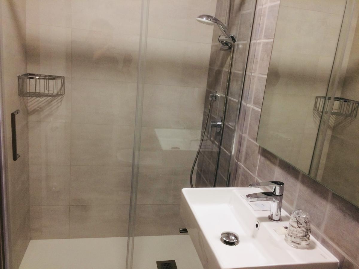 فندق Hostal Oregar سانتياغو دي كومبوستيلا المظهر الخارجي الصورة